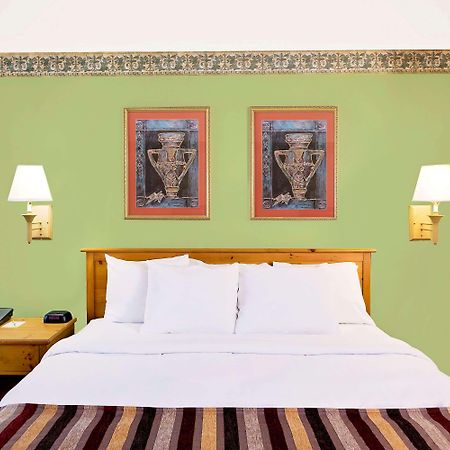 Days Inn & Suites By Wyndham סטארקוויל מראה חיצוני תמונה