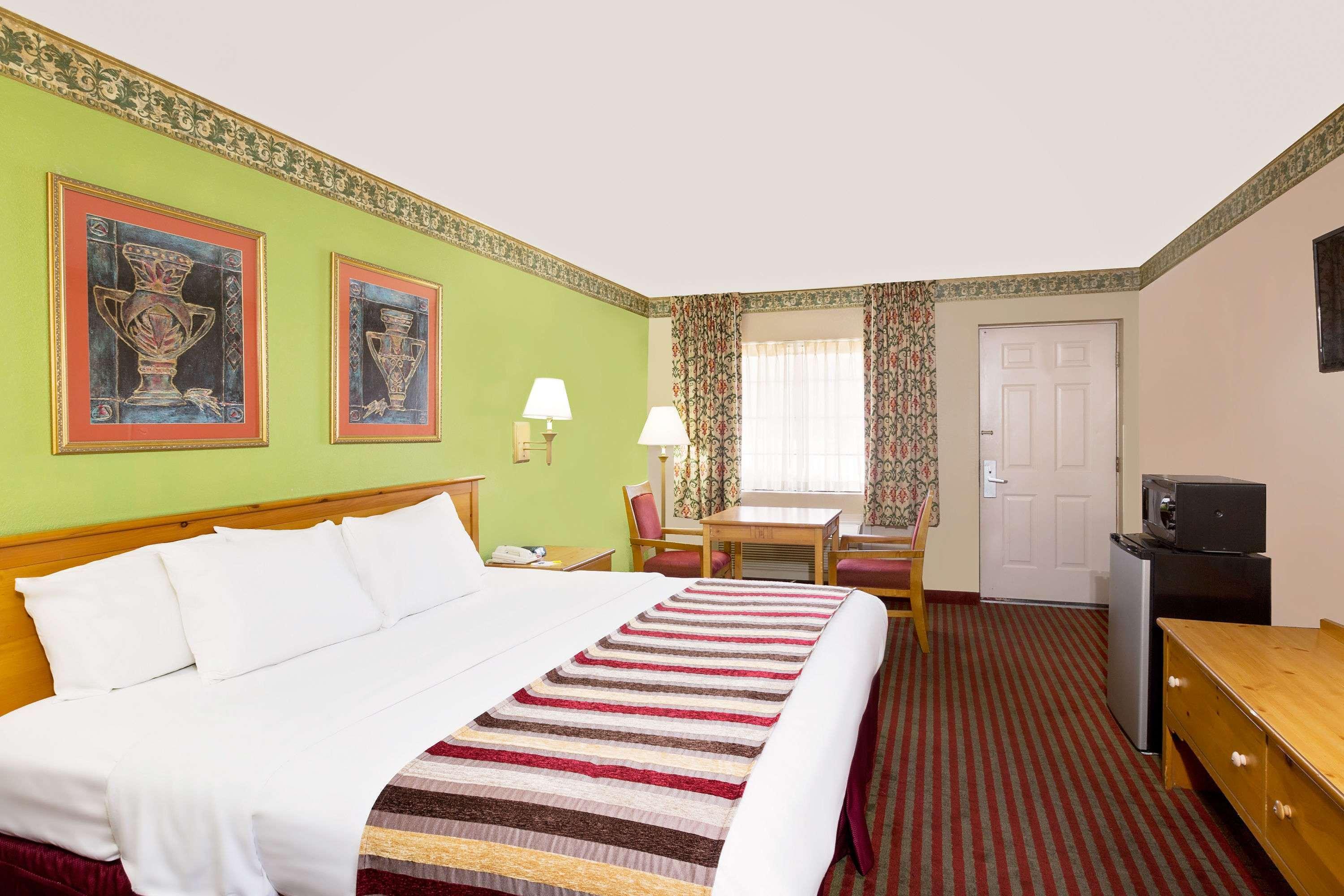 Days Inn & Suites By Wyndham סטארקוויל מראה חיצוני תמונה