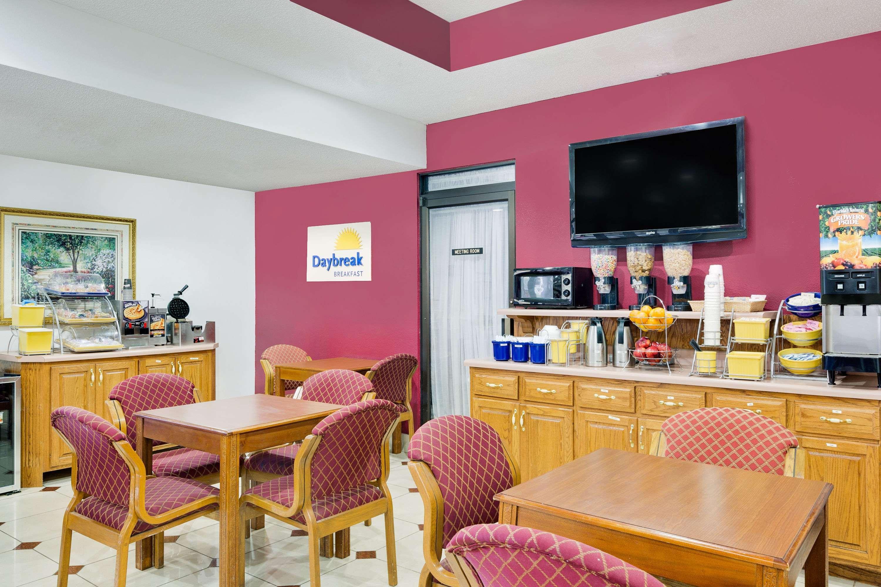 Days Inn & Suites By Wyndham סטארקוויל מראה חיצוני תמונה